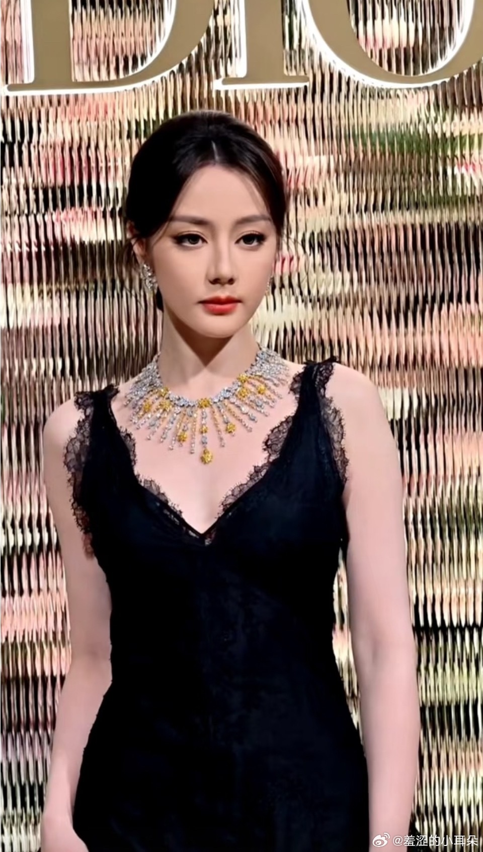 迪奥内娱的两大爱将，迪丽热巴和王楚然，有一种黑玫瑰和白玫瑰的感觉 