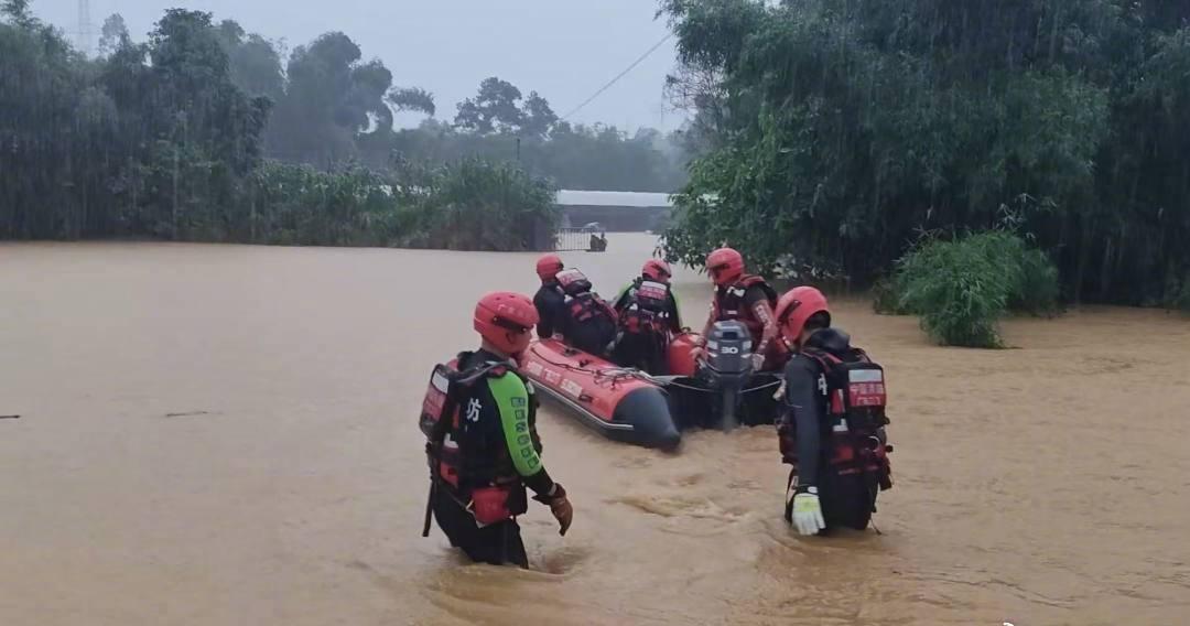 【江门恩平：大雨致村内积水消防紧急转移群众】广东已进入龙舟水时间连日来，江门市恩