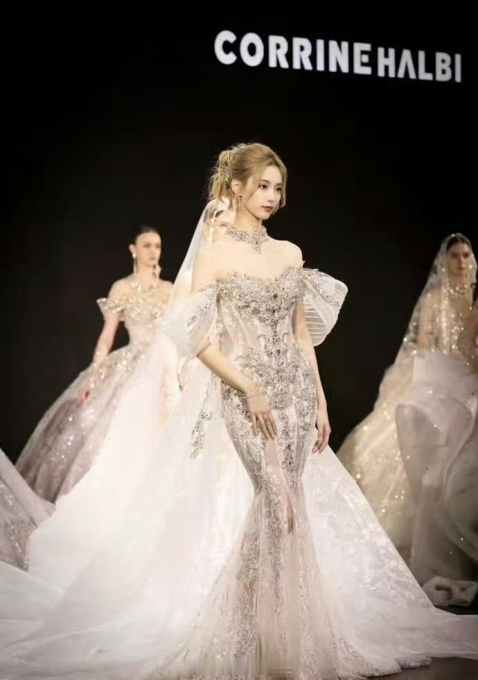 徐艺洋这套造型比婚纱好看徐艺洋的鱼尾礼服缎面勾勒绝绝腰臀比，绝了 