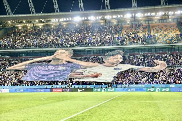 看台巨型 TIFO 致敬外援，哈达斯社媒发声，津门虎拿下保级关键战