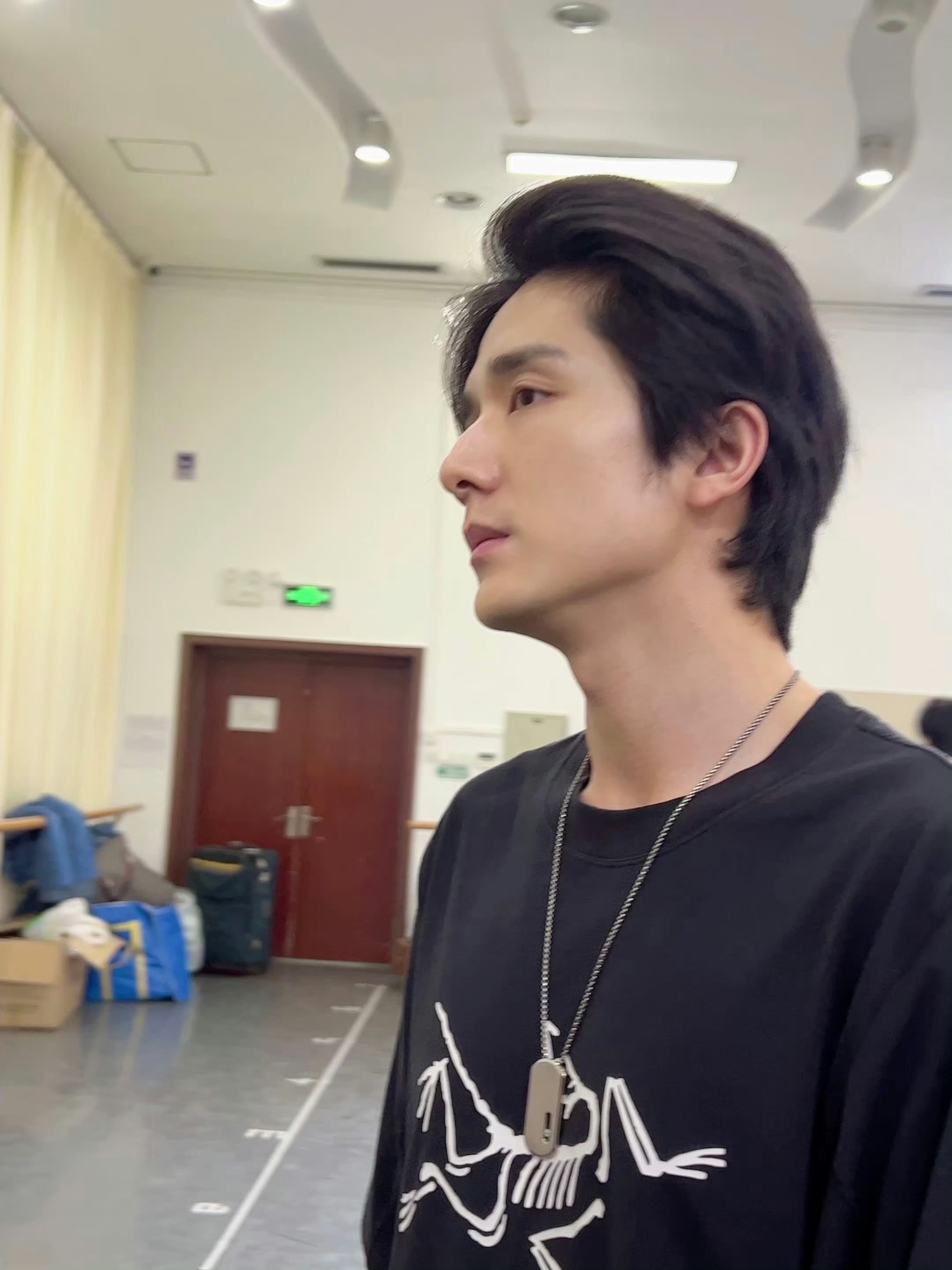 张新成录音花絮张新成录音花絮好认真 镜头下的录音现场，张新成不断尝试不同情绪，用