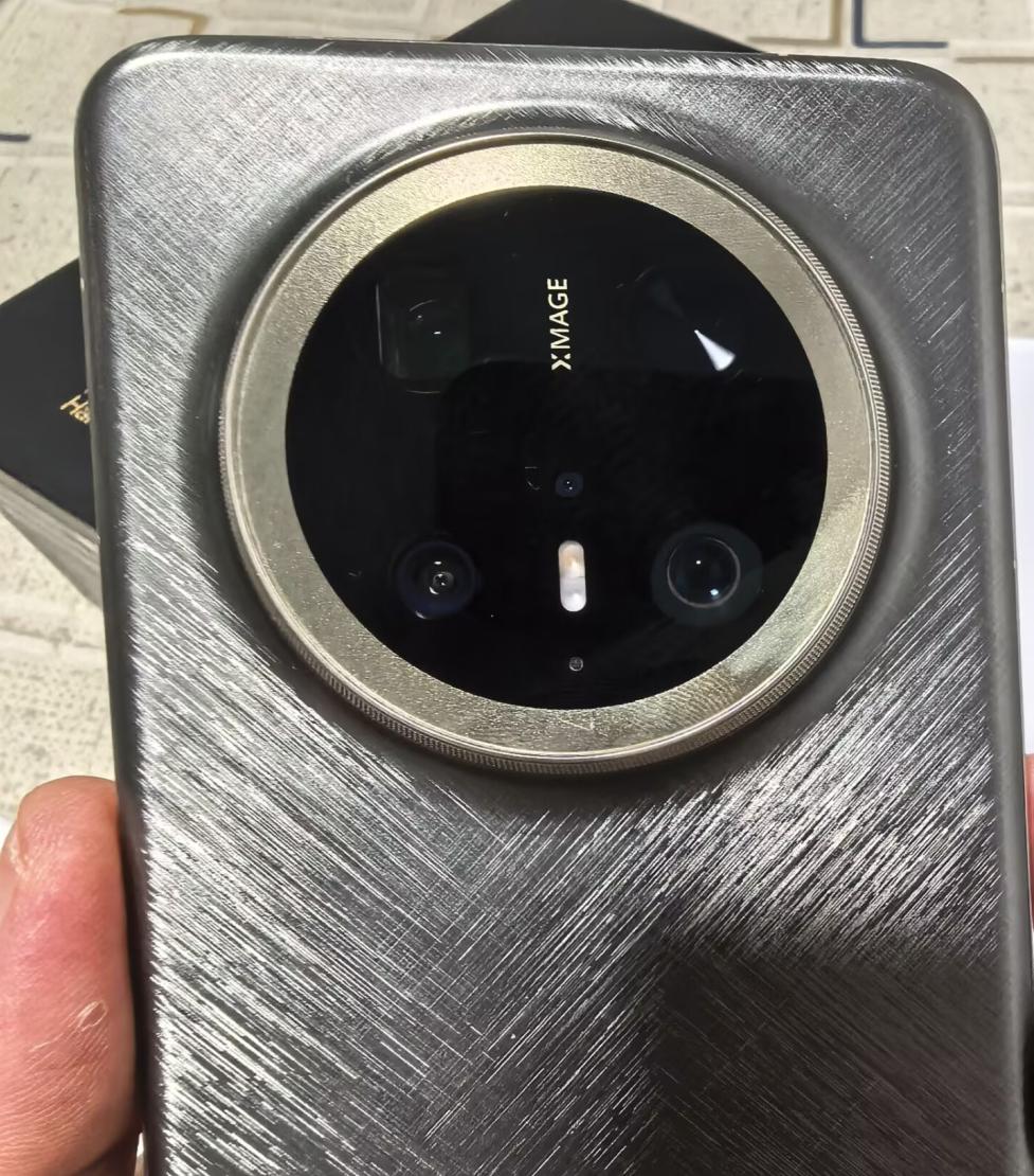 虽然我现在已经已习惯了华为Mate80 Pro Max的直屏手感和交互体验，但看