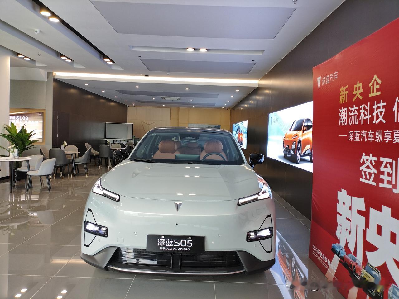 新能源车多如牛毛，各大品牌竞争激烈。
卷配置，卷块头，卷价格…让人眼花缭乱。
看