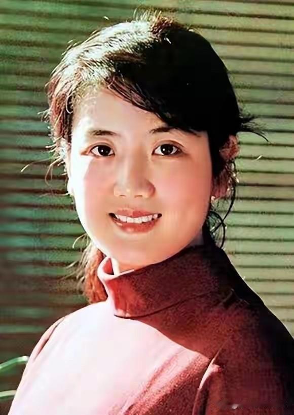 这才是80年代的第一美女，颜值比赵明明高，气质比龚雪好。可惜这么漂亮，演技好的优