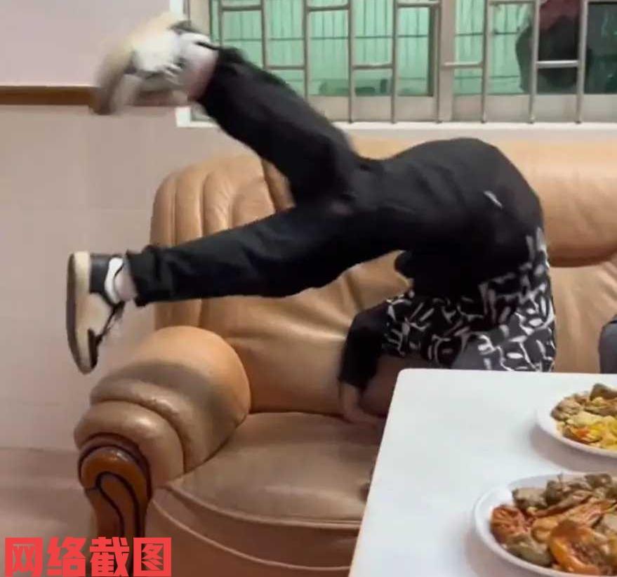 广东有男子做好了一桌的饭菜。

一家人整准备吃饭时，一旁的孩子顽皮在沙发了玩了翻