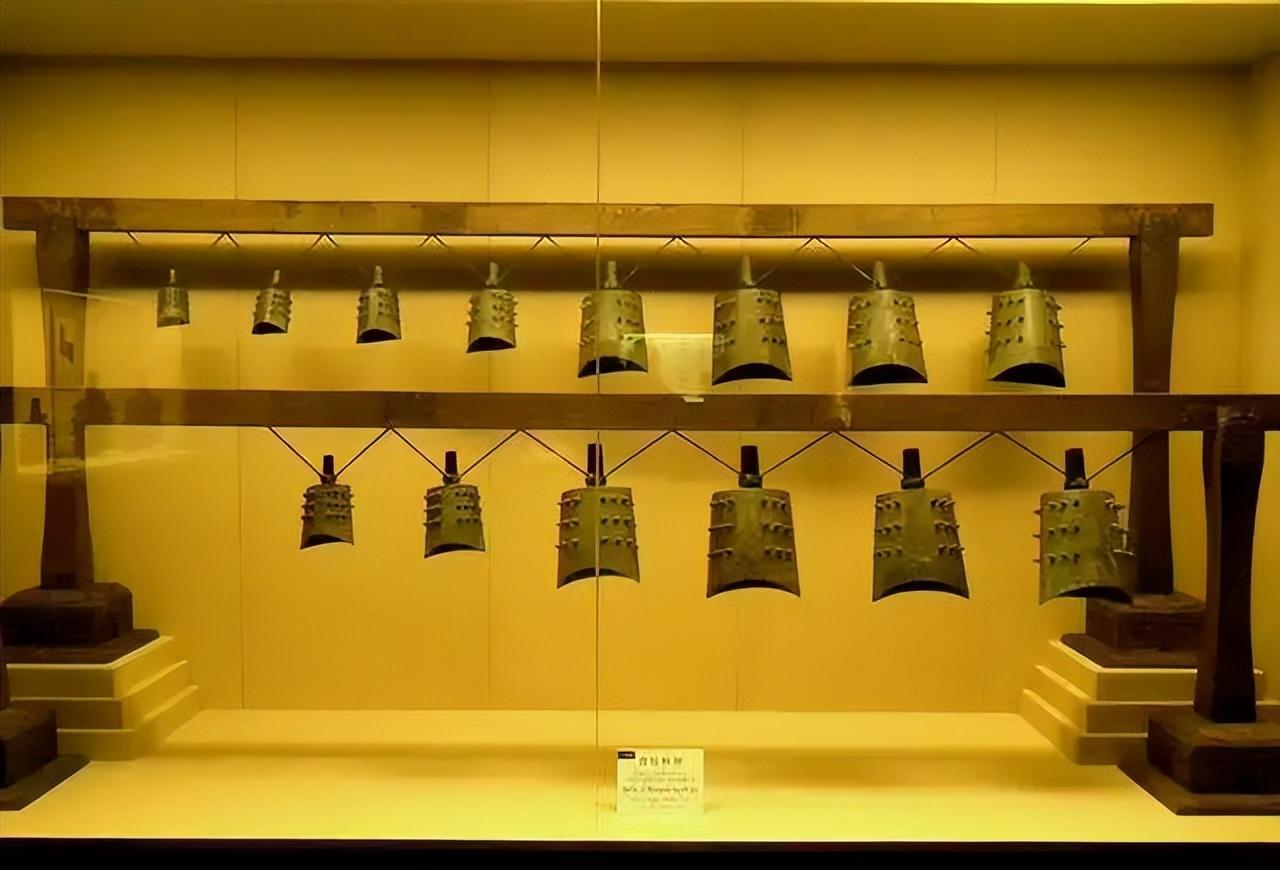 1990年，马承源在香港的一家古玩店里闲逛，却看到角落里有一套青铜编钟。旁人都道