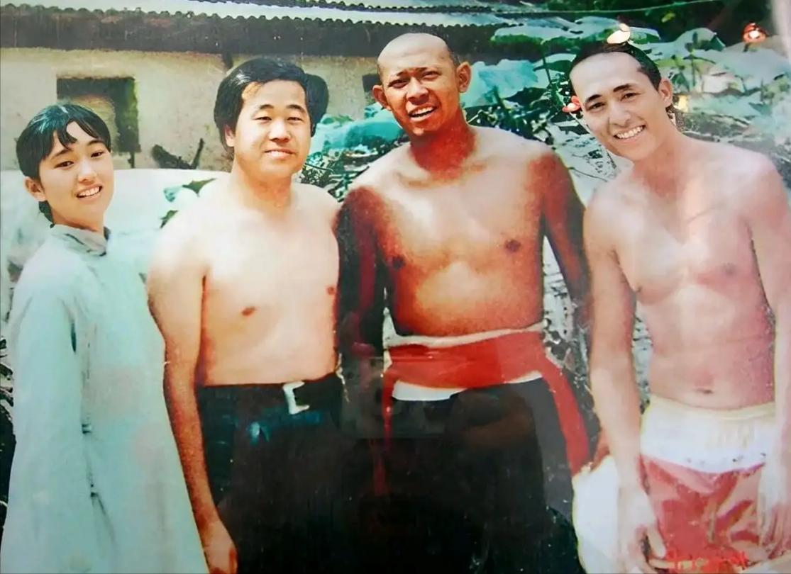 1986年，张艺谋看上了莫言的红高粱，问道：“我想拍你的红高粱，800块可以吗？