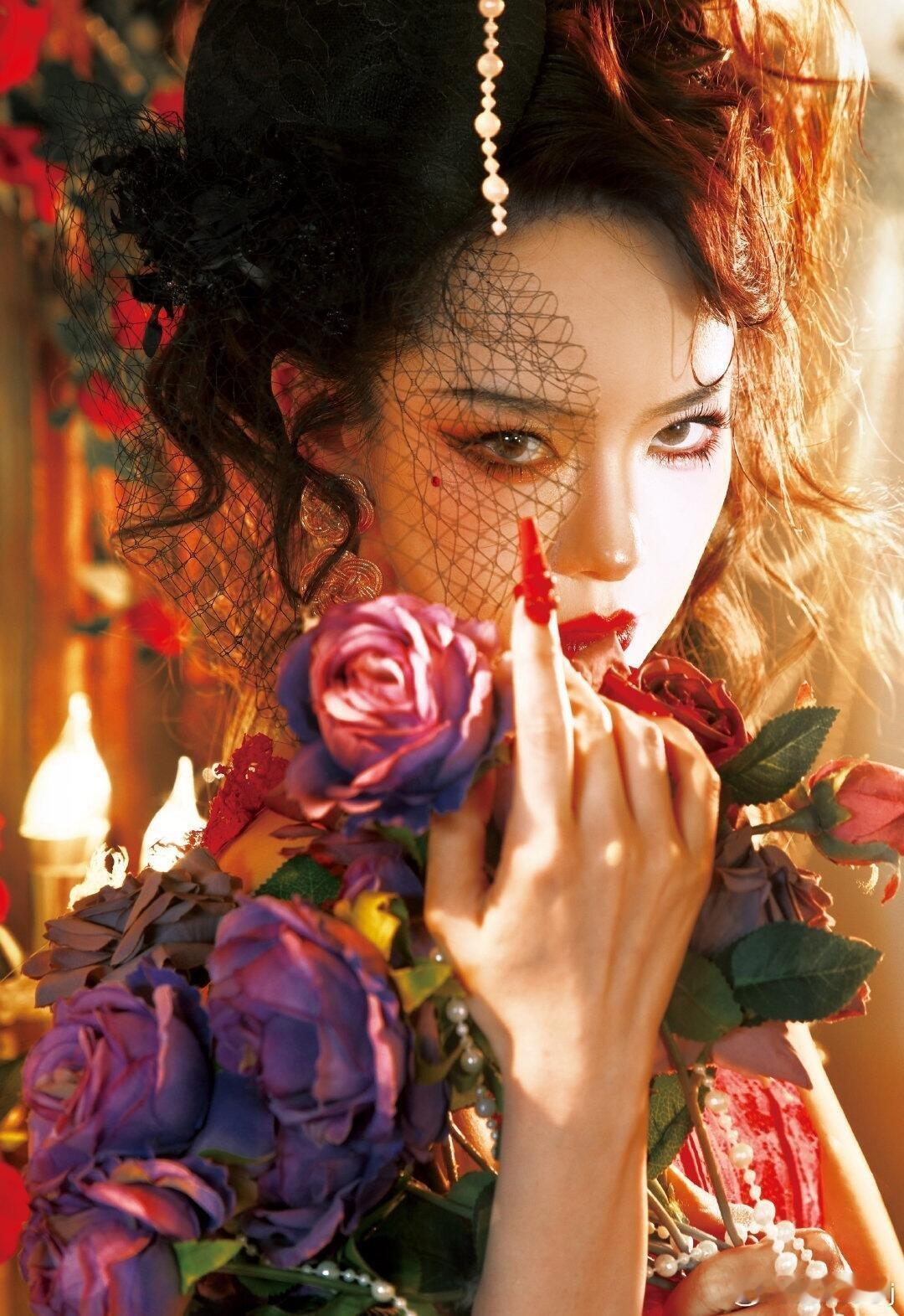 戚薇穿了28年前古董高定 戚薇演绎Dior28年前的古董高定看湖南卫视一起看看姐