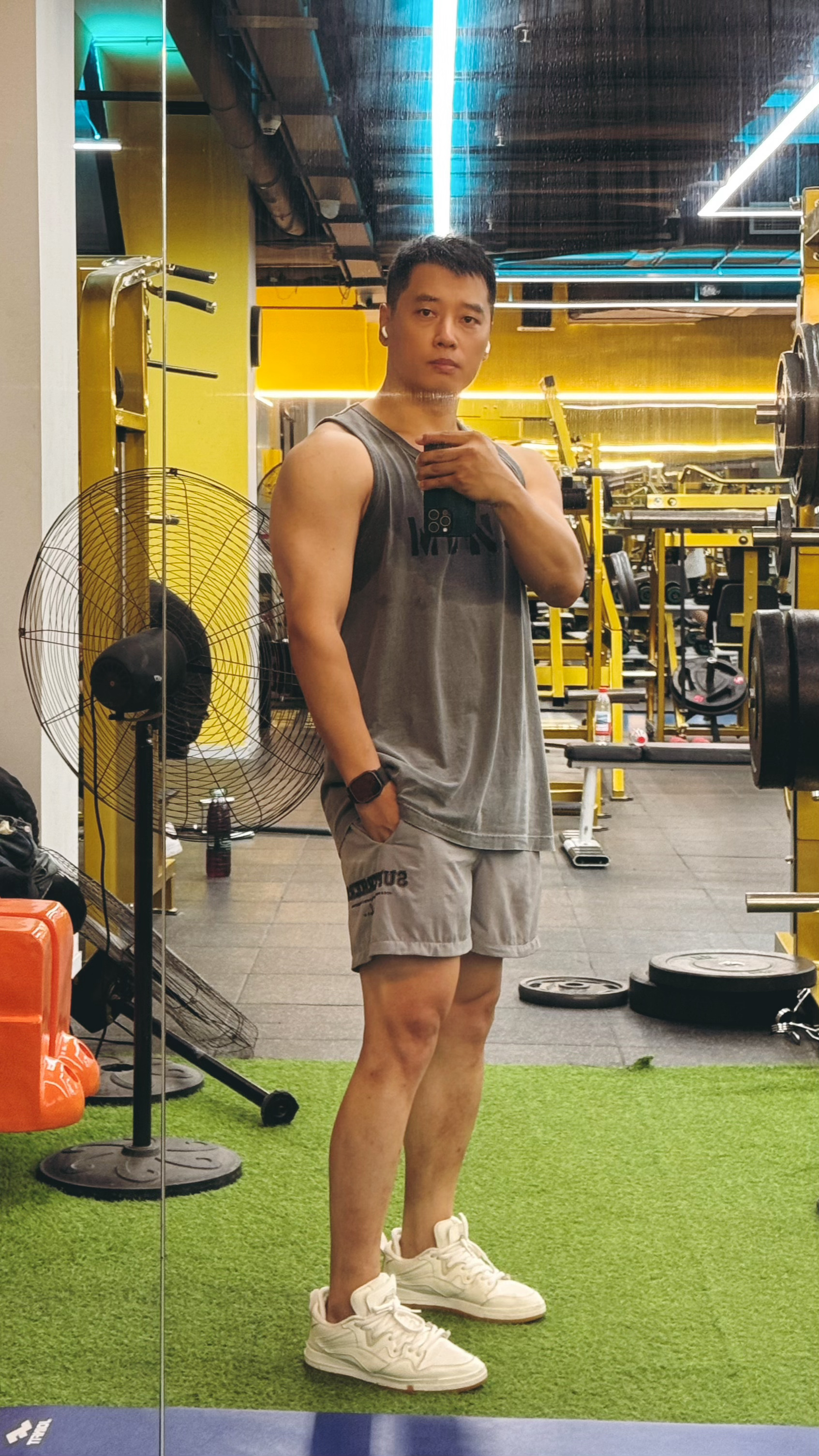 今日摸鱼练火箭推、杠铃翻举、史密斯推肩、侧平举、肩后束、单手哑铃高翻，各一组。好