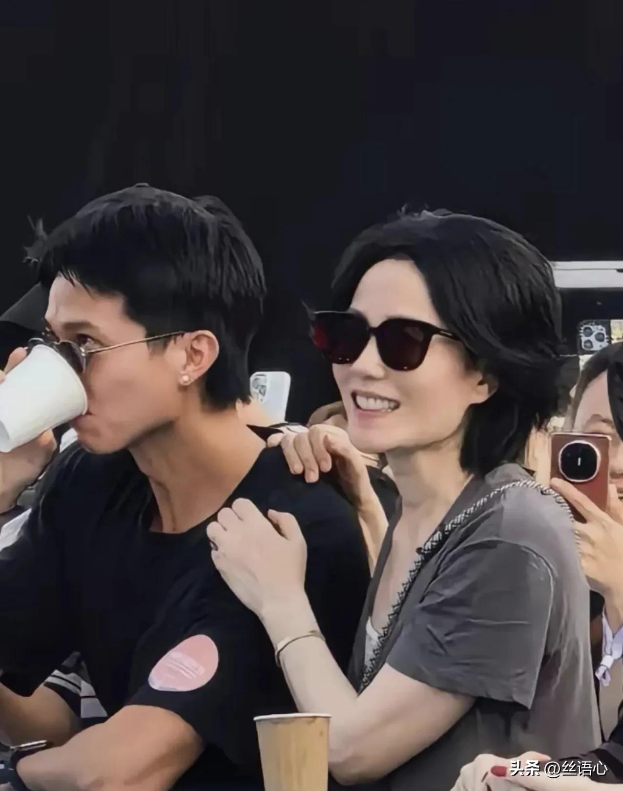 王菲在谢霆锋西安演唱会、阿那亚虾米音乐节与Ryan同框的画面，引发全网热议。
有