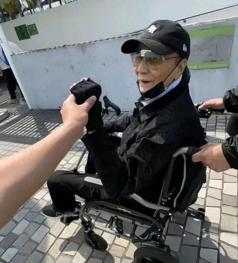 四哥真的老了！一身风流债无人照顾，只剩保姆陪伴太心酸。这是88岁的谢贤近照，还是
