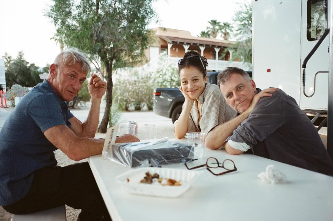 蔡斯·英菲尼迪、西恩·潘与保罗·托马斯·安德森在《一战再战》幕后片场的合影蔡斯掉