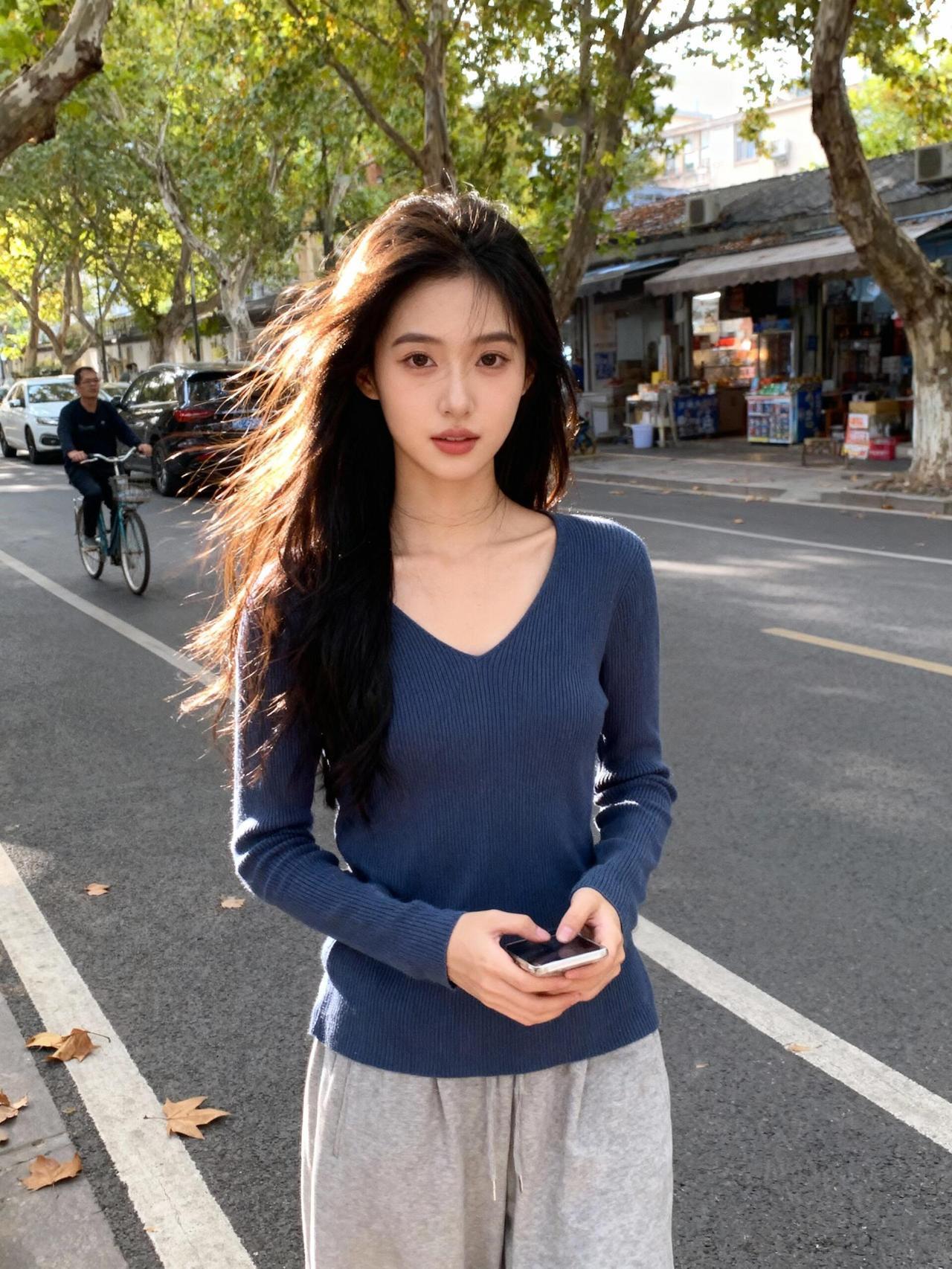 好喜欢这件蓝色针织衫～