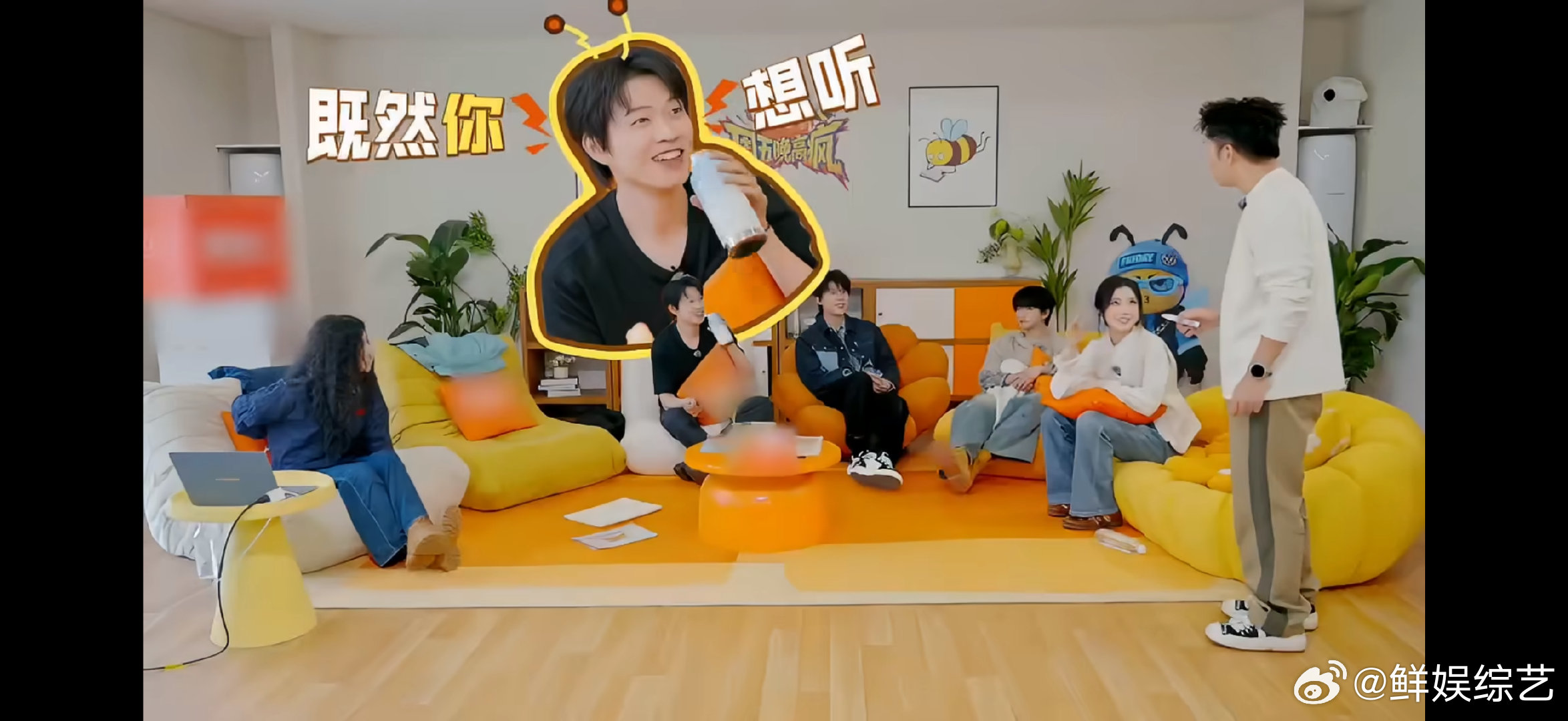 魏大勋偷喝杨迪水被抓包周五晚高疯看魏大勋偷喝杨迪水被抓，两人互动真的太有梗 