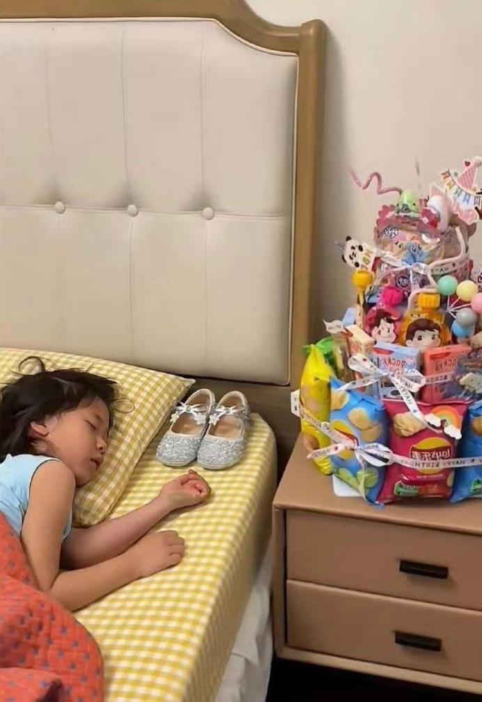 真不知道现在的年轻父母是在养育孩子，还是在养育童年那个缺失的自己！
整这么堆零食