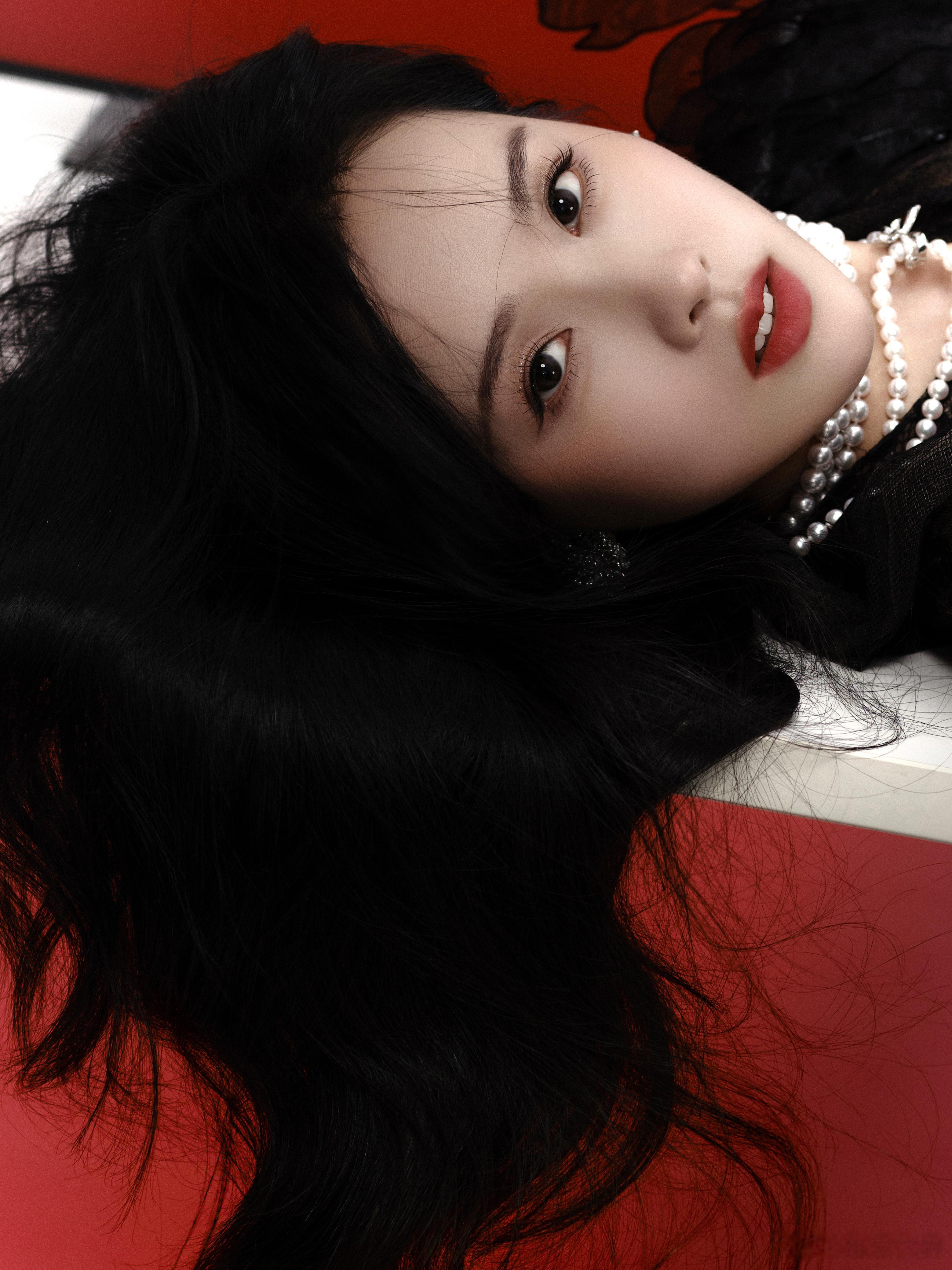 陈都灵发丝轻舞  每次看到陈都灵的造型都让我心动不已！今天的微博之夜，她穿上黑裙