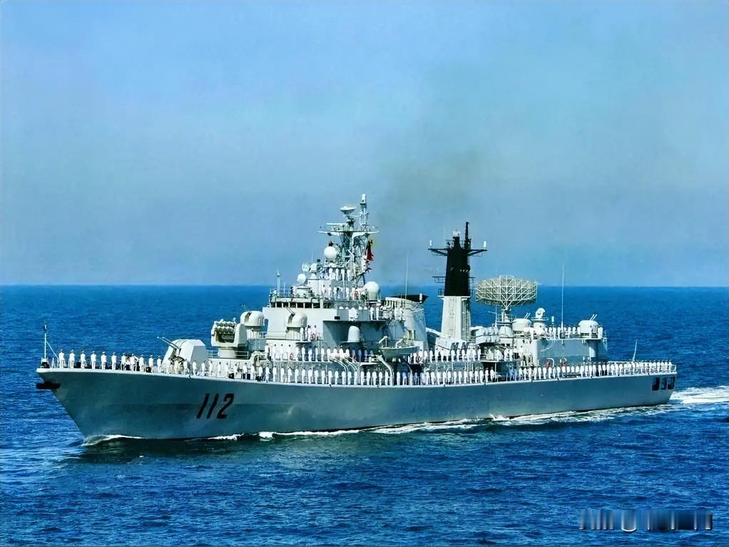 112号驱逐舰“哈尔滨”舰即将退役！
近期，052型首舰112号传闻在今年即将退