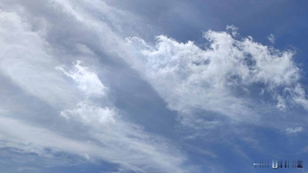 分享一张你相册里的蓝天白云白云空中滿天飞