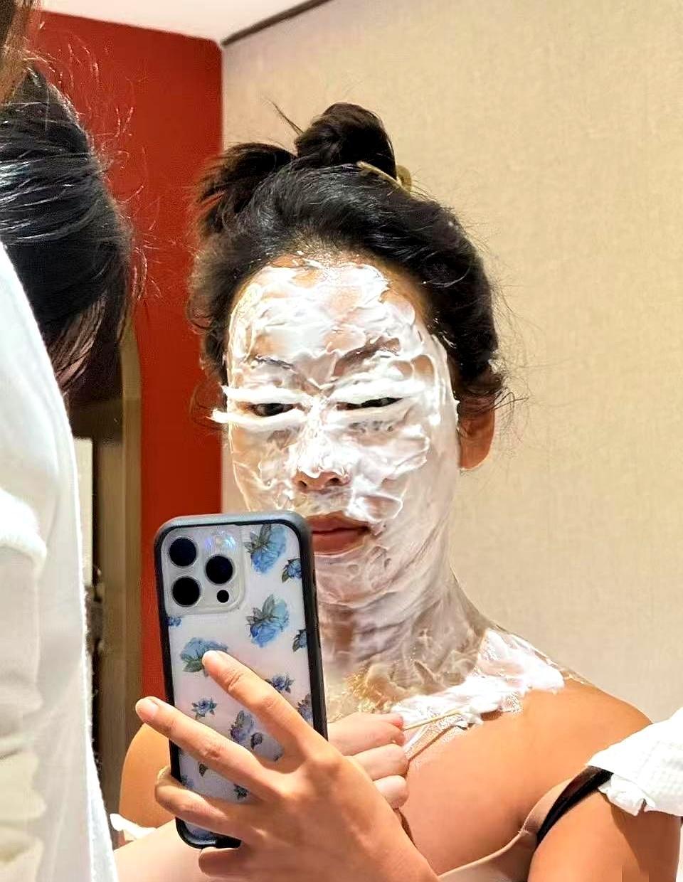 吉克隽逸为了过年回村当“第一美”，居然把脖子都敷满麻药，照片看着让人心疼。

她