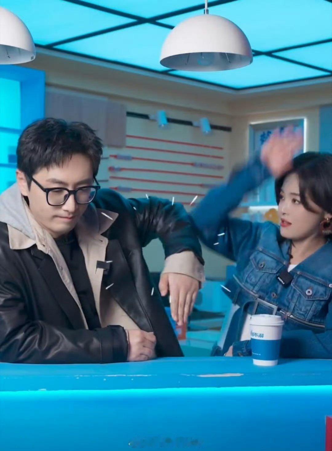 白客看辛芷蕾的眼神你好星期六那眼神里既有温柔又有力量，白客对辛芷蕾的情感，真是让