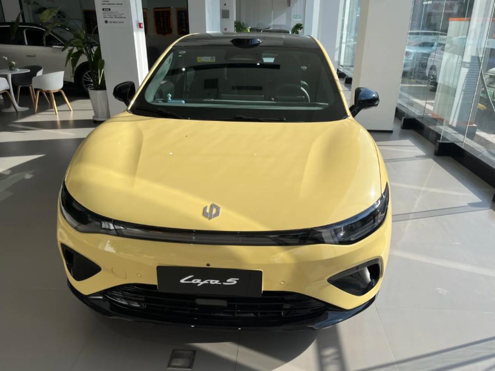 Lafa5很适合年轻情侣
上一台外观我们都喜欢的车是小米SU7，可惜预算有限。L