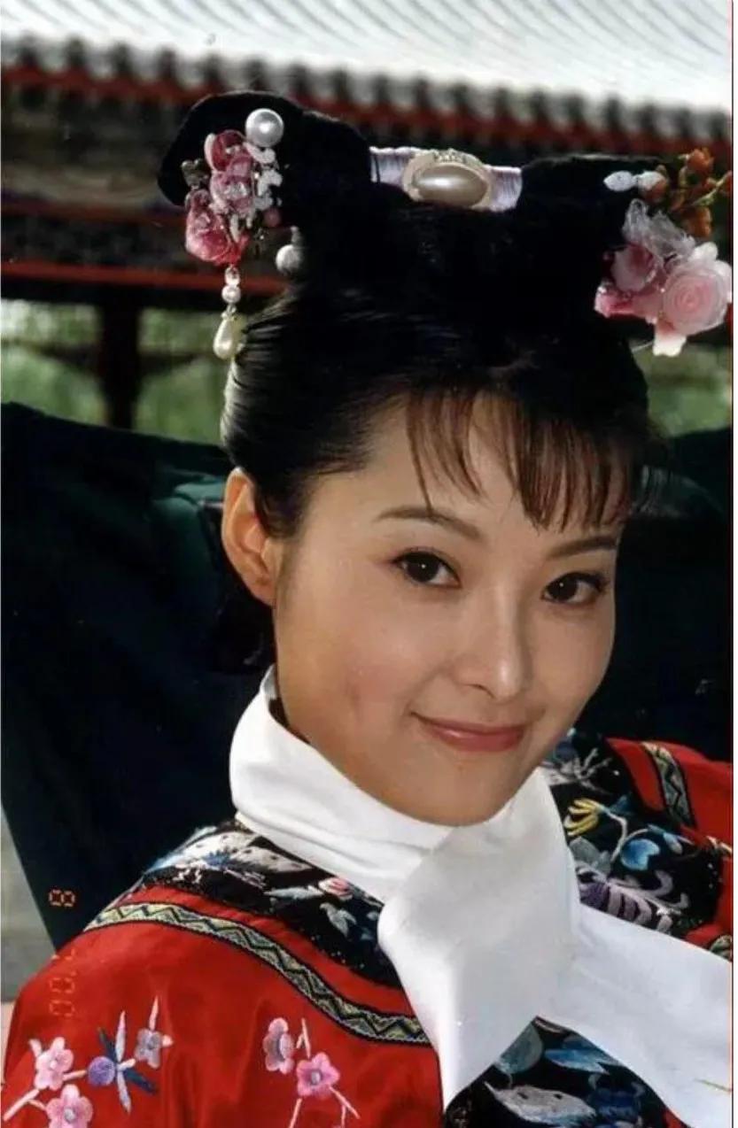 曾经光彩夺目的明星，已经走上了另一条道路。
只因她发现处于社会底层的看不起病的农