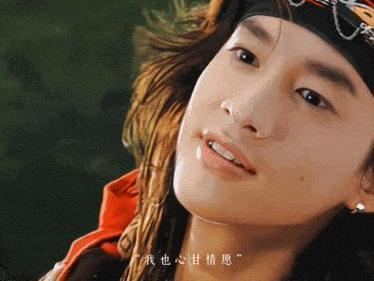 何润东、瞿颖凭网友考古翻红，并非偶然。何润东因“粉底液将军”对比出圈，早年演项羽