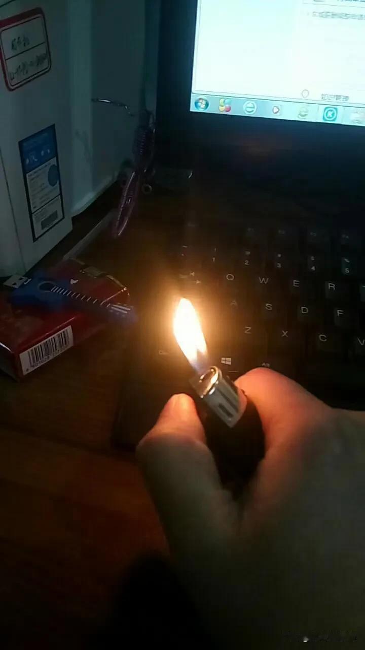 夜幕低垂，公园里一片寂静。我独自坐在长椅上，时间仿佛变得格外漫长。思绪如潮水般涌