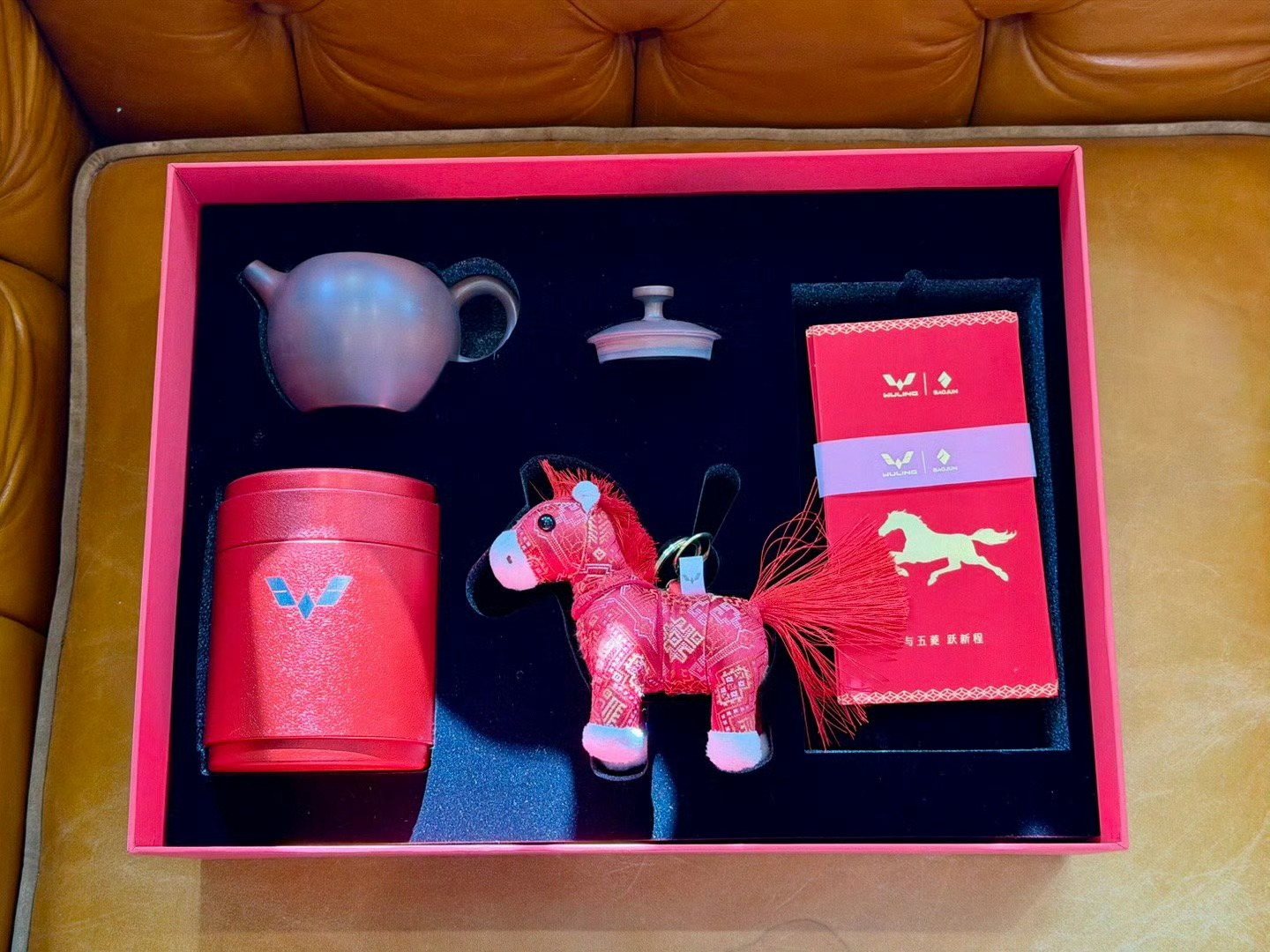 继续拜早年呀评论就好，明天抽五菱新年礼盒，六堡茶/茶壶/小马。  抽奖详情