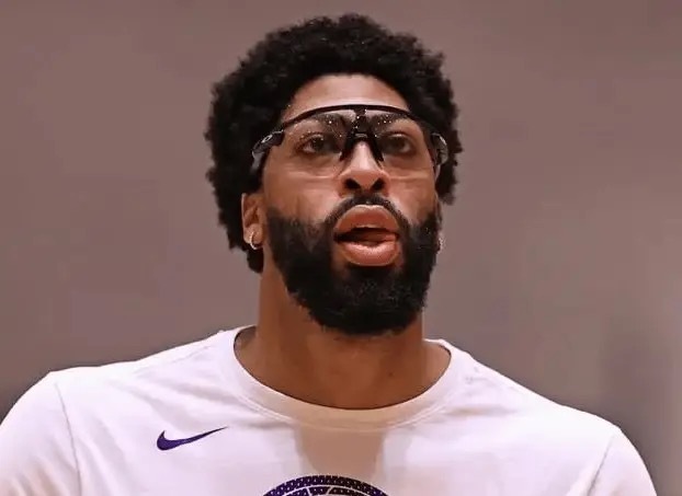 AD说他接下来的职业生涯都要带着护目镜上场了。但有一说一，护目镜AD挺帅的。 ​