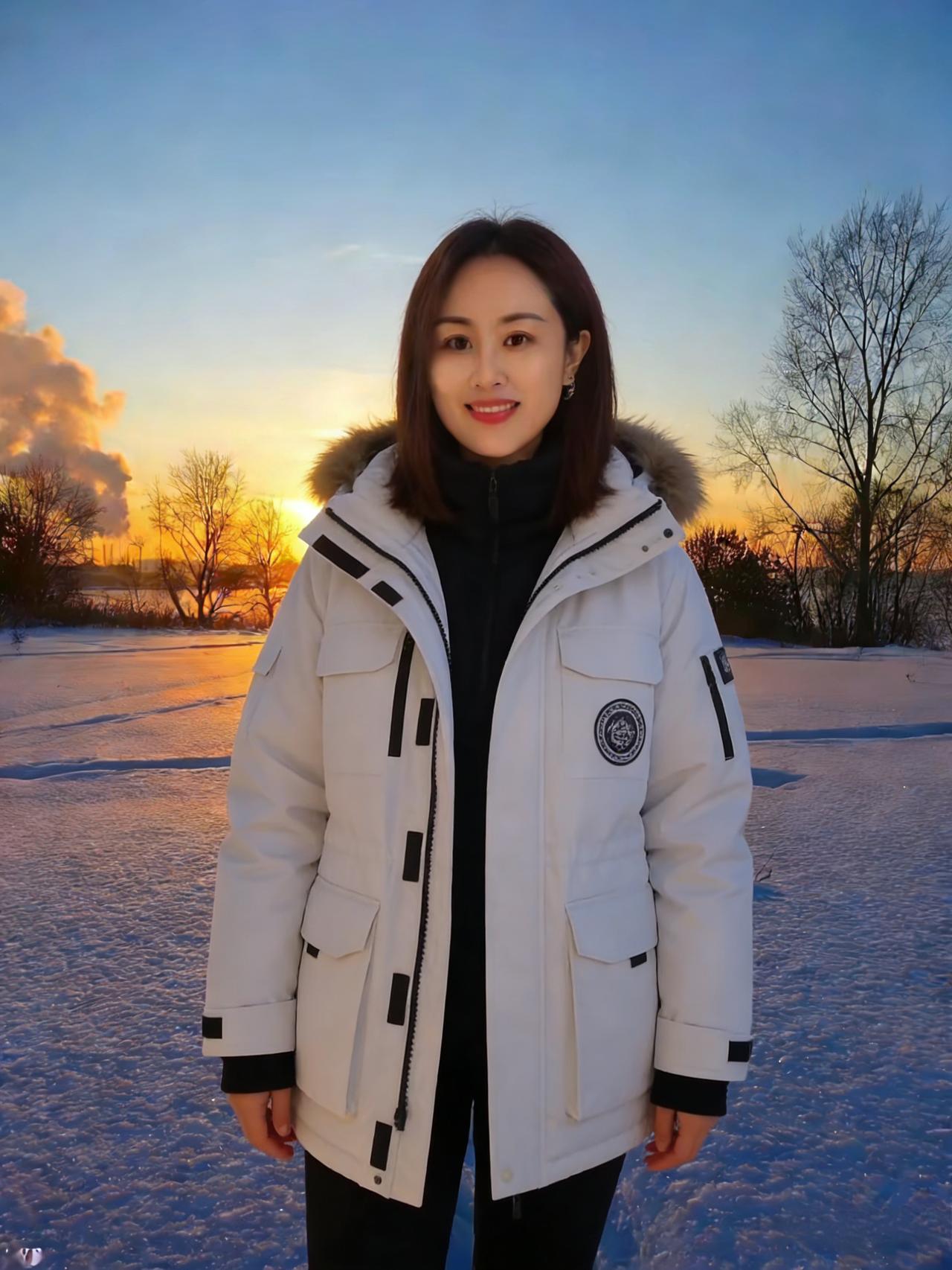 北国的雪，落满了辽阔的荒原
落日熔金，漫过黛色的林巅
你身着素白，踏雪而来
打破