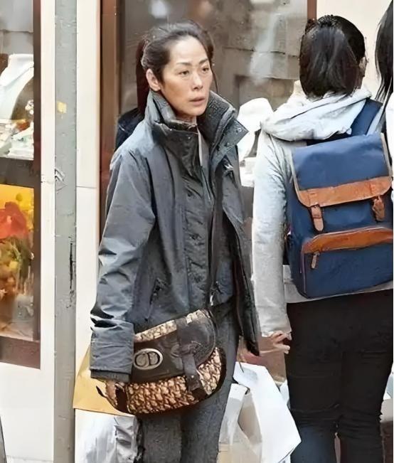 2002年关淑怡未婚生下儿子关浚贤，当时舆论一片哗然，有传孩子的生父是曾志伟，但