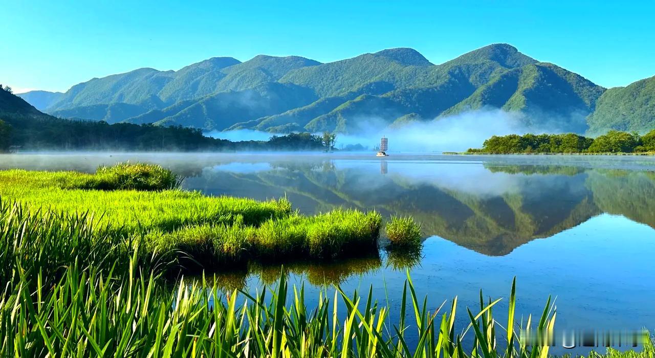 总揪着别人的错不放，
总记着过去的伤不甘，
最后毁掉的，其实是你自己的人生。
 