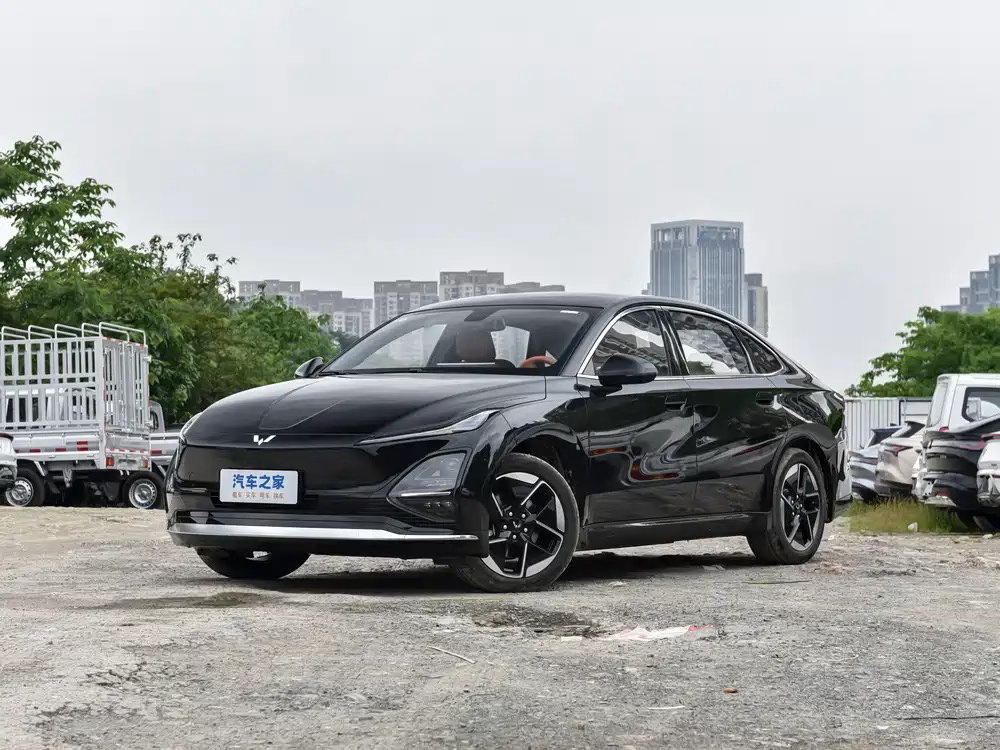 2026款五菱星光纯电中型轿车。整车4835mm×1860mm×1515mm，轴