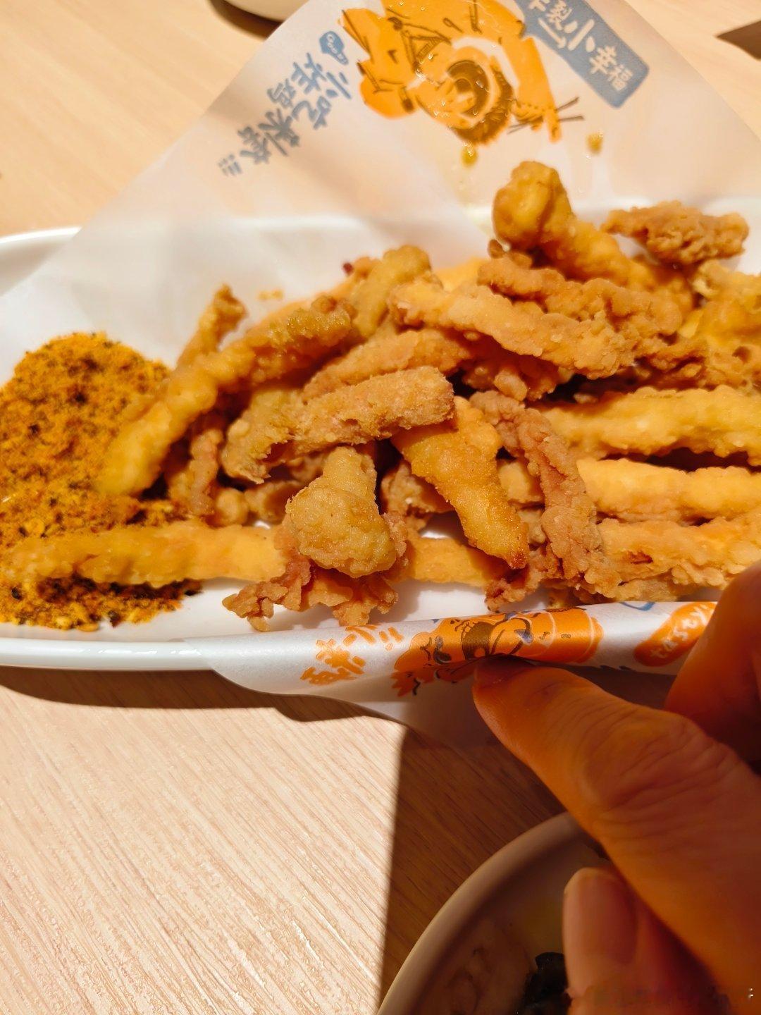每日一餐分享 和瑜伽搭子们出来吃烤鱼，真的是要啥没啥，就那几样蔬菜，还迟迟不上。
