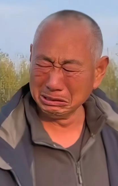 🌙泪目！母亲离世7日后，儿子去给母亲烧完纸后，走时哭着走着，一步一回头哭着喊着