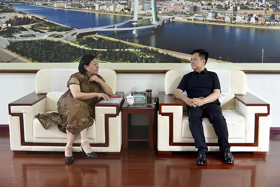 我没有在官场上发展，万幸万幸。现在虽然一无所有，也被人看不起，但总比被自己看不起