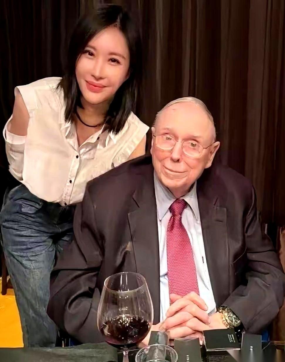 聊聊田朴珺。
饭桌上只要提起这三个字，空气里立马就有戏。有人筷子一放，满脸不屑，