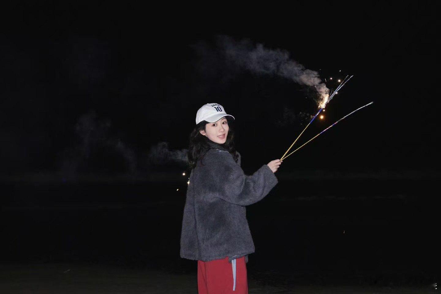 杨紫海边放烟花碎片杨紫烟花碎片杨紫海边放烟花碎片，好看，