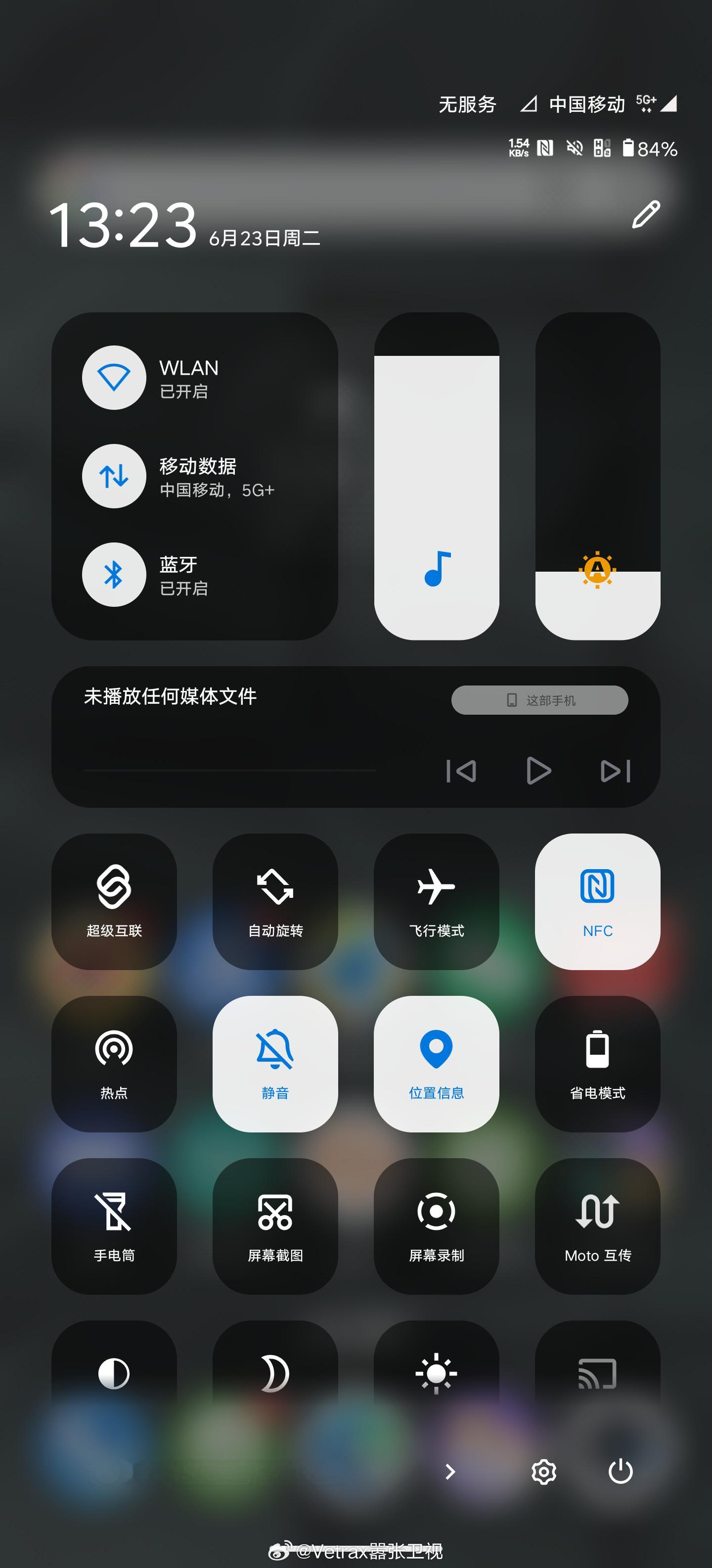 笑死，在秦始皇陵地下的铜车马博物馆里，一开始看到有一张卡没信号，我以为是广电卡没