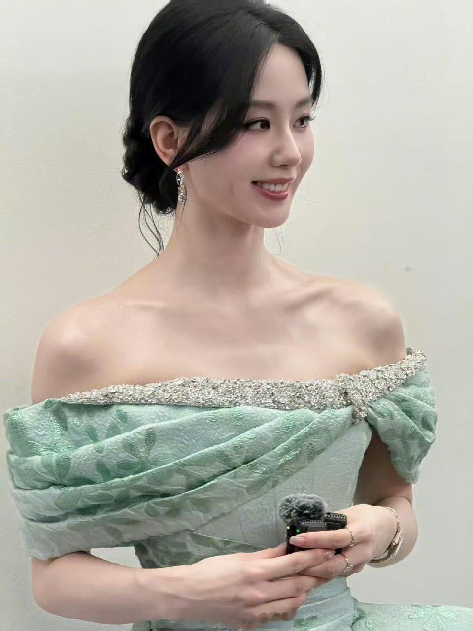 感叹一万次刘诗诗的体态 肩颈真的好绝 白天鹅 ​​​