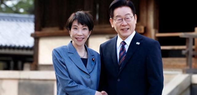 中美刚在北京签下大单，日本首相 高市早苗 坐不住了，连夜奔赴 韩国 。为啥？因为