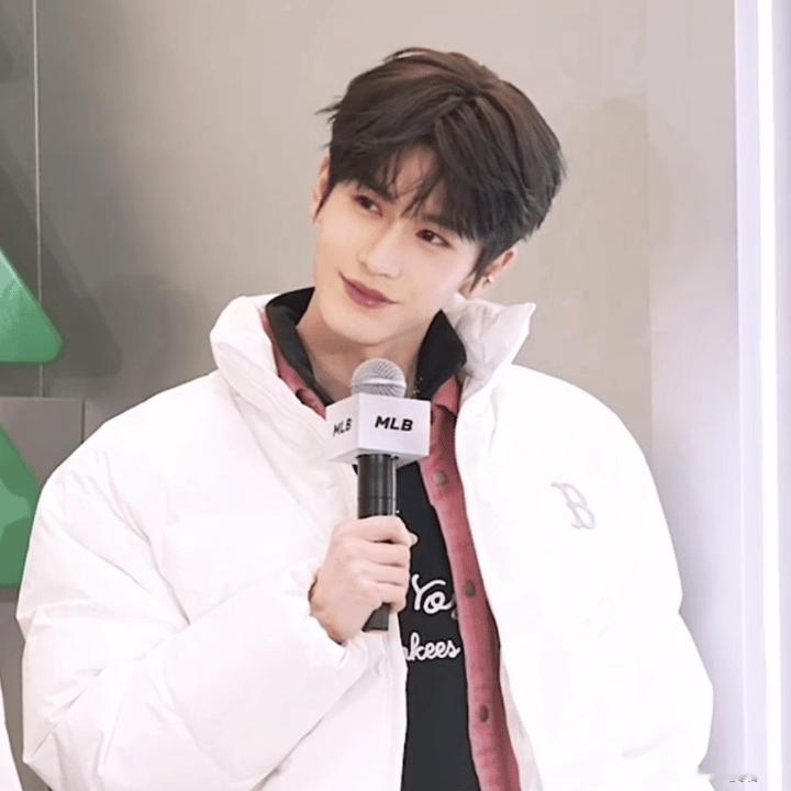 张凌赫对我的眼睛太好了！！校园里暗恋的学长即视感