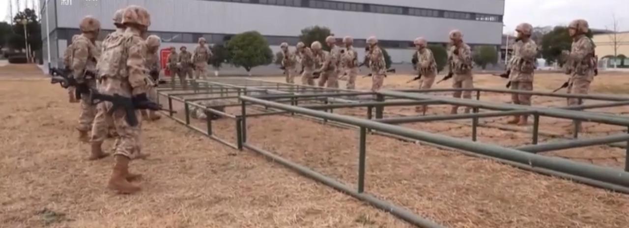 陆军新年开训聚焦基础训练提质增效，第71集团军某旅官兵开展障碍穿越、射击等科目演