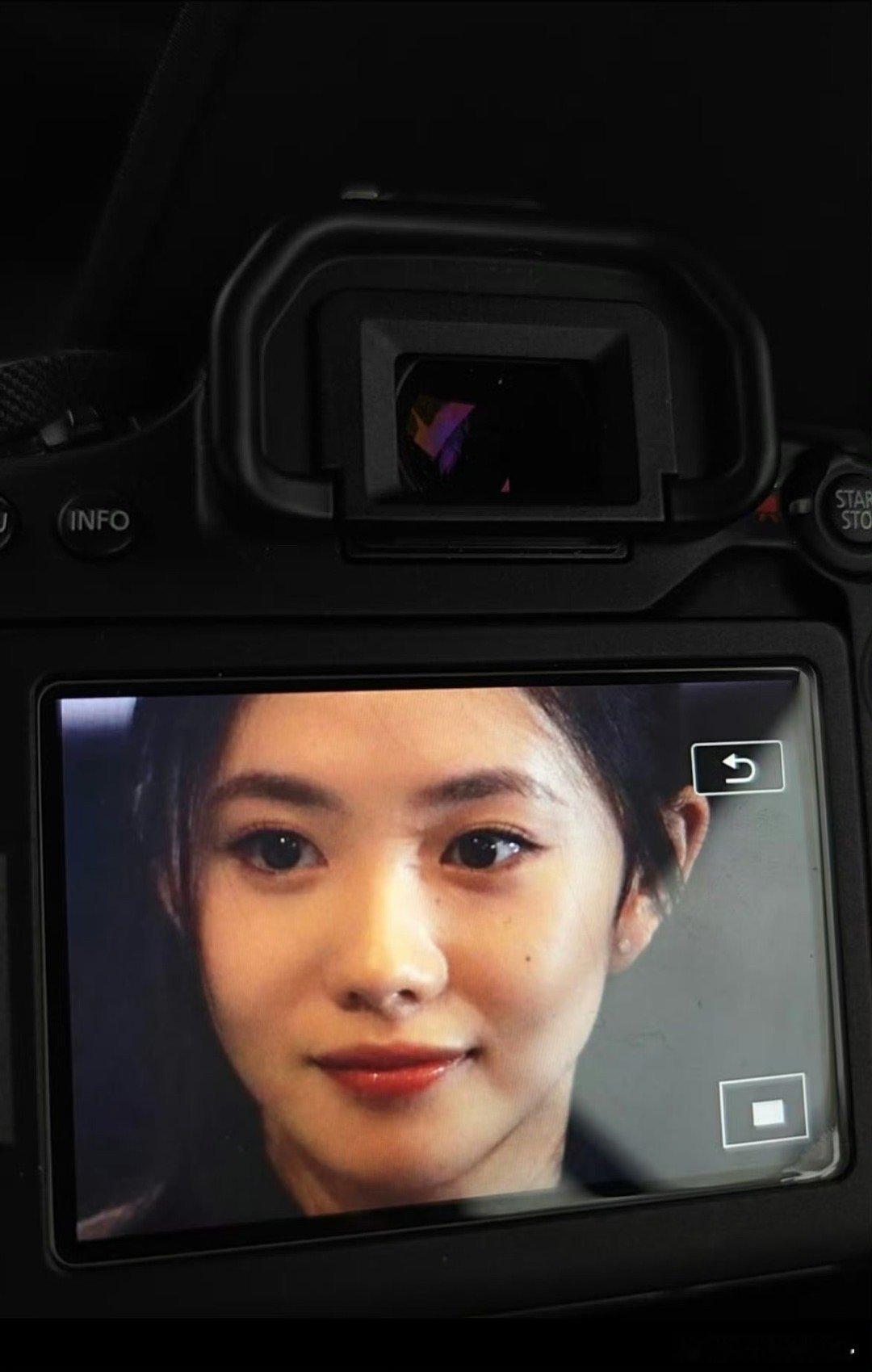 原始镜头下的刘浩存 感觉修哪点都多此一举了 