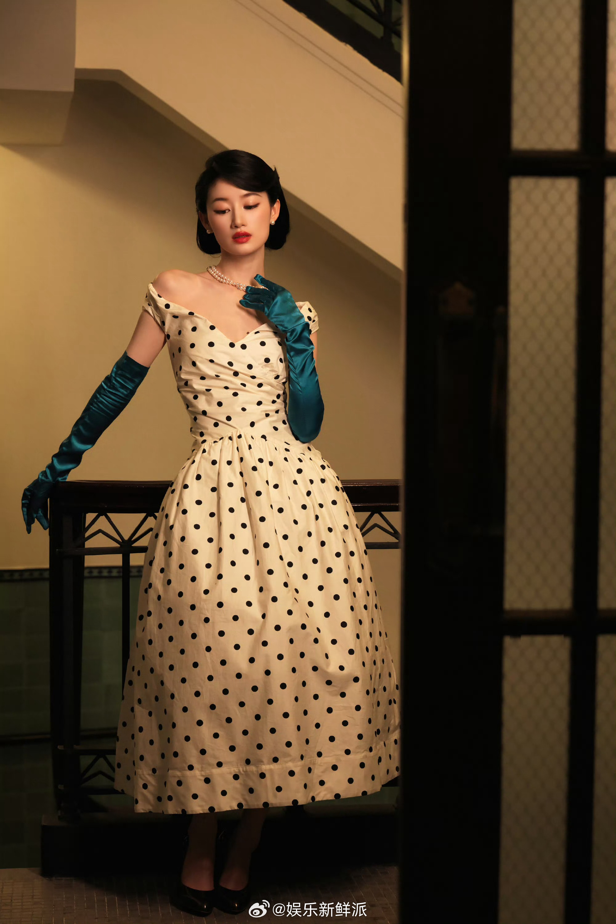 派酱安利 郭晓婷复古名伶 一袭波点V领长裙优雅又明艳每一帧都像画报大片小派要被姐
