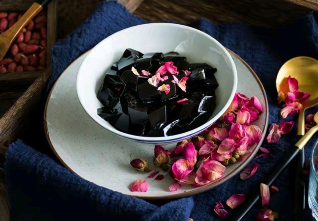 现代凉茶更加多样品类，五十年代初广州三十家凉茶店，因味道正宗，品类繁多，受到广大