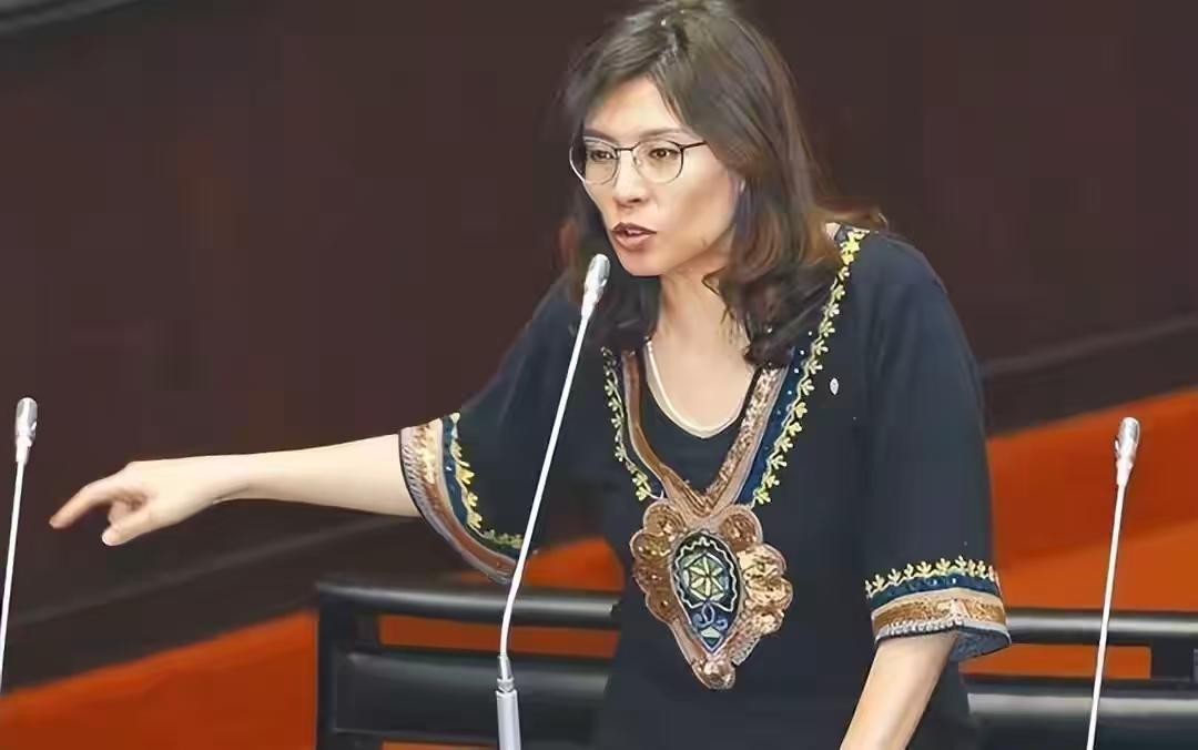 没想到，公开喊出“武力保台”的人，居然是她！

说白了，其实这也是大家意料之中的