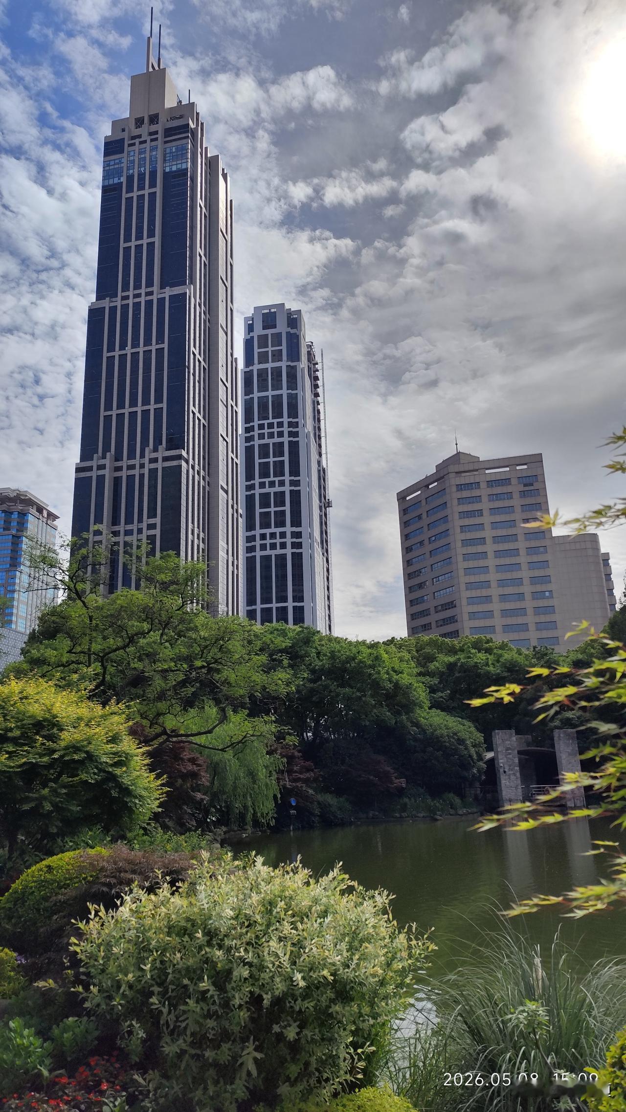 能分享你家乡的美景照吗上海城市建筑风光