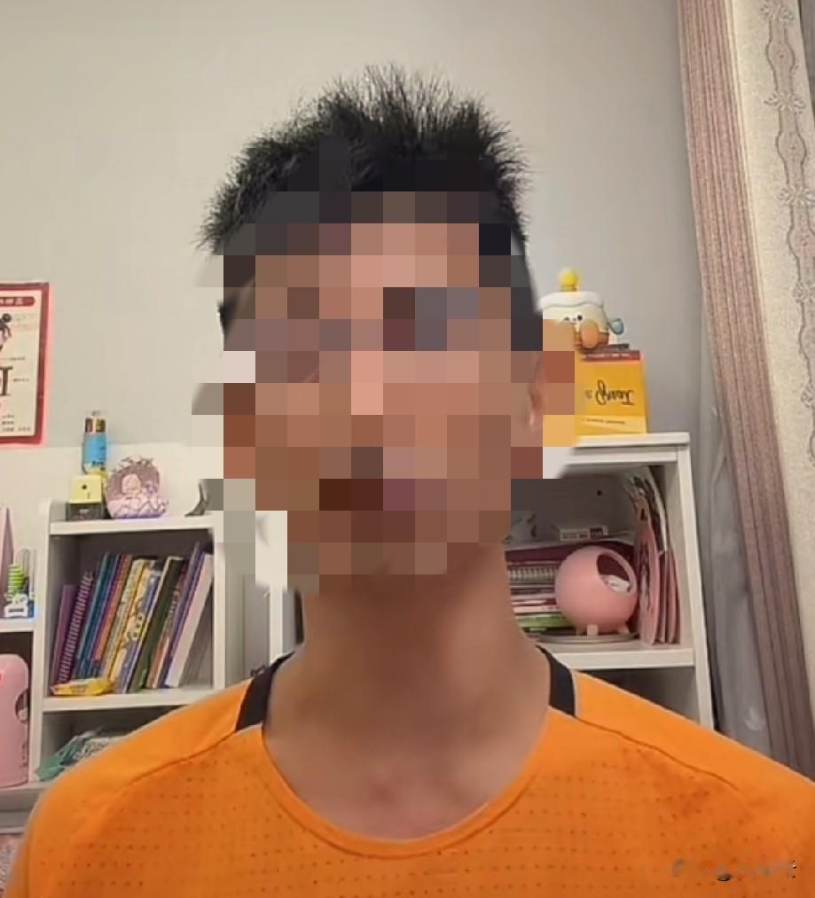某选离职员工无论是谁，一上播在线人数都过万，而某选在线人数却远低于此。
    